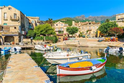Bunte Fischerboote im Hafen von Erbalunga am Cap Corse, Insel Korsika, Frankreich